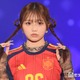 辻ちゃん長女・希空、サッカーユニ×デニムミニスカで美脚スラリ「三つ編みヘアが可愛すぎる」「さすがの着こなし」と反響【サツコレ2026S/S】 画像