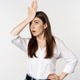 たった30秒の「おでこトントン」で、食欲を半分以下に抑えらえる!?「脳内食事」も有効？脳の反応を利用した「ダイエット習慣」を科学的に解説 画像