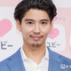賀来賢人「子供に無理矢理作らされ」「よく分からないラインナップ」シール帳公開 バッグの中身に「賀来パパ萌える」「尊い」の声 画像