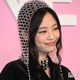 BLACKPINKジェニー、大胆美腹筋のぞくコーデに反響「ウエストラインが綺麗すぎる」「圧倒的なオーラ」の声 画像
