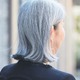何歳になったら「グレイヘア」にしていいの？「老けて見える」と反対されていた女性。54歳で白髪染めをやめてみたら、思わぬ効果が⁉ 画像