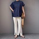 インディゴシャツ×白パンツ。オフィスでもなじむ涼し気パンツスタイル【40代の毎日コーデ】 画像