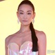 冨永愛「初めての海の砂」生後2ヶ月の第2子と海へ「愛おしさが詰まってる」「可愛すぎるあんよ」と反響 画像