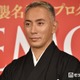 市川團十郎、ピンクビーチで楽しむ水着姿の長男・勸玄の姿公開「少年から青年に」「引き締まっててかっこいい」の声 画像