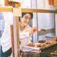 SixTONES森本慎太郎、名物商店街でほっこり食べ歩き 焼き鳥をもぐもぐ＆私服お買い上げする姿も 画像