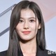TWICEサナ、美デコルテ輝くノースリーブ姿に反響相次ぐ「圧倒的美」「透明感がすごい」 画像