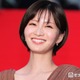 岡崎紗絵、スラリ美脚際立つスリットスカート姿公開「身体の半分以上脚」「可愛すぎます」の声 画像