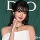 IVEウォニョン、黒キャミ姿で誕生日ディナーの様子を公開「デコルテも腕も綺麗すぎ」「完璧なビジュアル」の声 画像