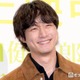 坂口健太郎、結婚発表翌日に公の場登場 祝福の言葉に笑顔で会釈【私はあなたを知らない、】 画像