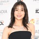 芳根京子、オーバーサイズジャケットから美脚チラリ「スタイル抜群」「シックでおしゃれ」と反響 画像