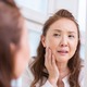 「シミ・シワ・たるみ」だけじゃない！ピリピリ痛む、ムズムズする…更年期に増える肌の違和感、原因は女性ホルモン？肌への影響を専門医が解説 画像