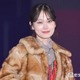 山下美月、美脚スラリの変形スカート×ブーツ姿に視線集中「着こなせるのすごい」「上級者スタイル」と反響【ガルアワ2026A/W】 画像
