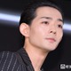 「VIVANT」新庄役・竜星涼、パリ凱旋門降臨「オーラがすごい」「スタイル良すぎて脚が収まってない」の声 画像