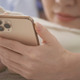 【衝撃】スマホの長時間の使用も関係!? 皮膚科医が明かす「ハンドクリームを塗っても治らない手荒れ」の意外な原因 画像