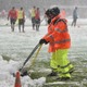 J2新潟、すげぇ！スタジアムの除雪作業に600人が集結、芝生も見えてきた 画像