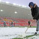 壮絶な大雪で…ホームレスのためにサッカーチームがスタジアムを開放 画像