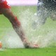 大雨のなかサッカーするとプロでもこうなる！とんでも珍ゴールが話題 画像