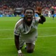 サッカー界で超有名な「獣パフォ」、怖すぎてボールボーイが逃げ出す！ 画像